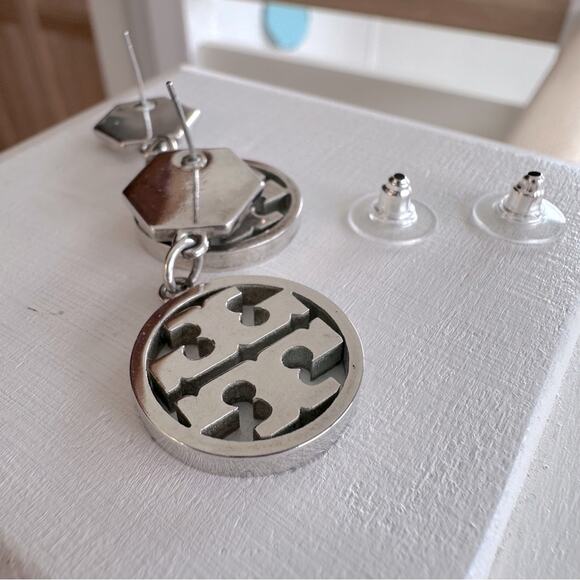 TORY BURCH - Silver hexagon Logo dangle earrings - Picture 3 of 5